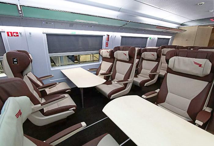 Билеты на места бизнес-класса с отдельным столиком в поезде Сапсан Тверь - Москва