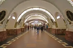 Переход из Московского вокзала в метро Площадь Восстания